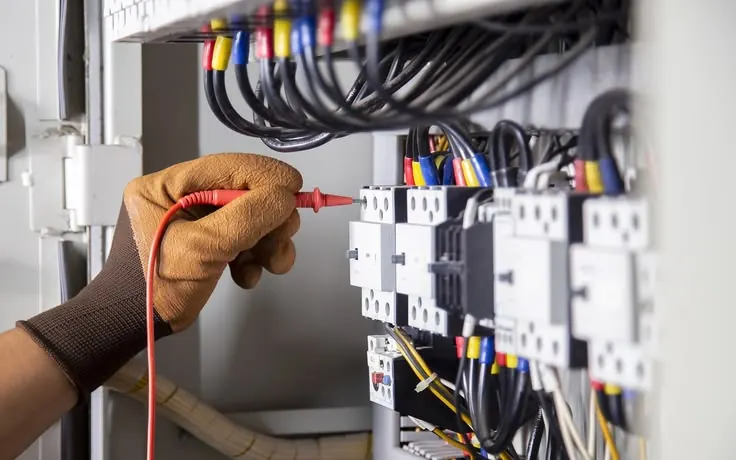 Ev sigorta kutusunun kapağı açık şekilde gösterildiği fotoğraf